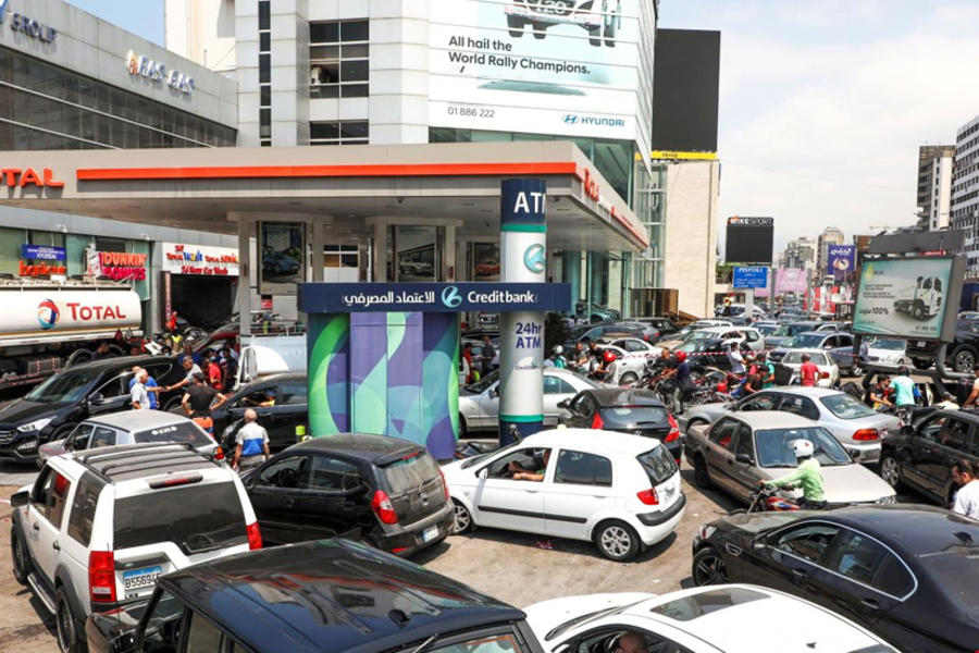 Automóviles haciendo fila para cargar combustible en Zalka, Líbano, el 20 de agosto de 2021. Foto: Reuters